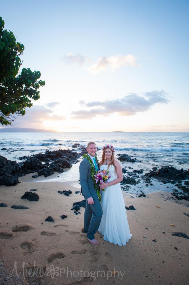 Wedding Photography at Secret Cove Beach, Makena, Maui.  Photography by Mieko Horikoshi.  日本人フォトグラファーによるハワイビーチウェディング撮影。