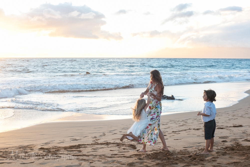 Maui Wailea Family Portrait Photographer, Mieko Horikoshi at Makena Surf Beach, 日本人フォトグラファーによるマウイ島での写真撮影。