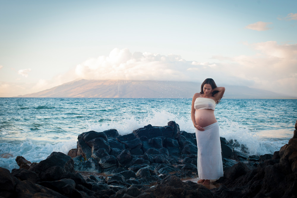 Beach Maternity Portrait in Maui, Mieko Photography